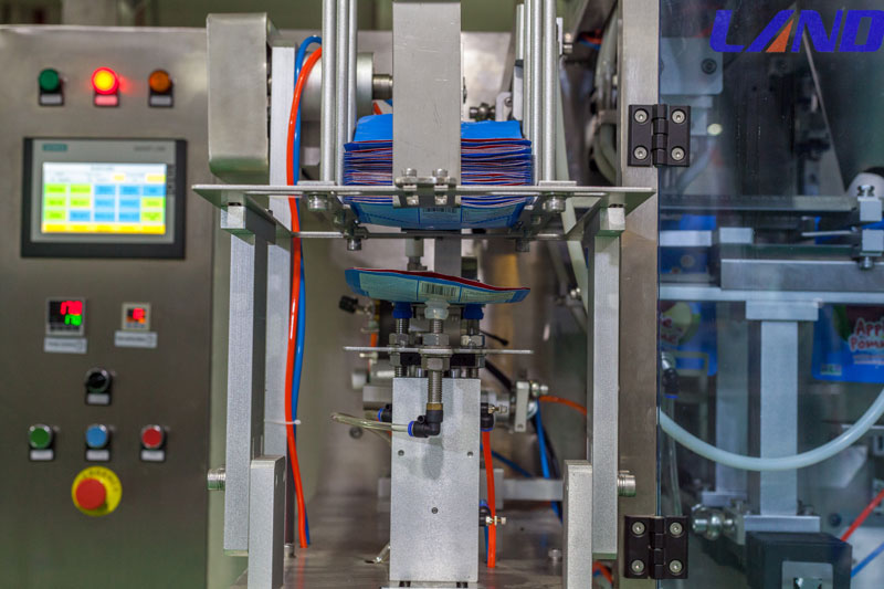 Automatic Candy Toffee Jelly Gummy Bear Candy Packing Machine