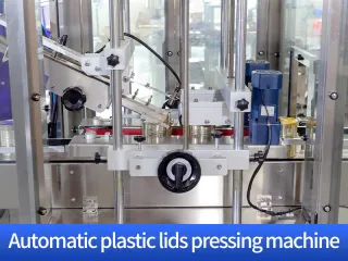 Automatic plastic lids pressing machine